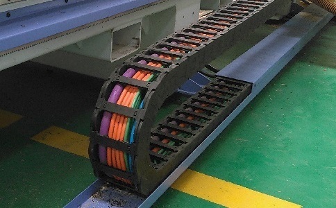 電纜、氣管、水管都可置于拖鏈中